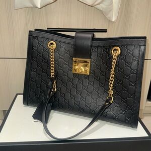 Gucci
Padlock Gucci Signature Medium Shoulder Bag
